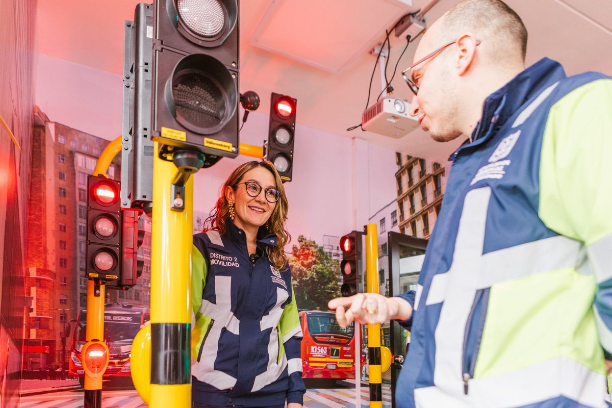 SectorMovilidad's tweet photo. ¡La innovación y la tecnología al servicio de Bogotá! ✨🚦

Hoy, nuestra secretaria de Movilidad, @Maferoc, recorrió el Laboratorio de Semaforización de Bogotá, un espacio que convierte a la ciudad en la primera del país en contar con un laboratorio técnico propio, operado directamente por la Secretaría de Movilidad. 

Aquí se prueban, ajustan y desarrollan soluciones semafóricas que fortalecen la gestión del tráfico y mejoran la movilidad.