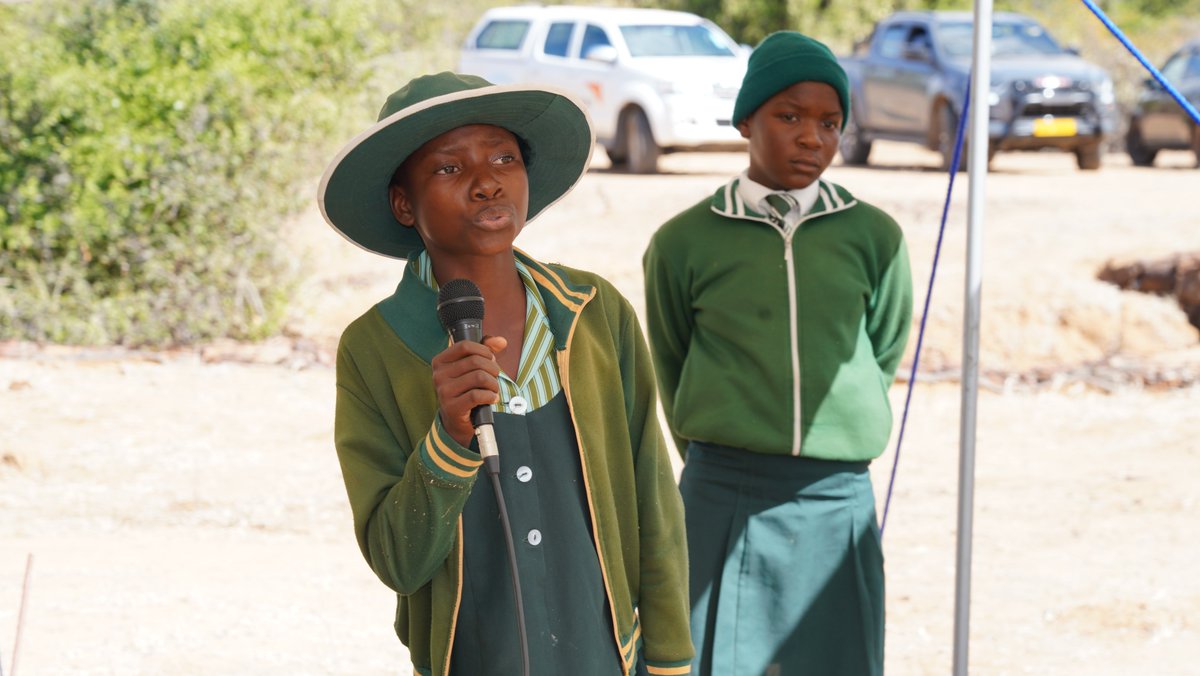 FAOZimbabwe's tweet photo. @PatriceTalla applauded the environmental awareness demonstrated by learners in Nenhowe, encouraging them to become champions for tree planting &amp; sustainable land management to safeguard both the environment and future livelihoods.
🌳👩🏾‍🎓👨🏿‍🎓#LandRestoration https://t.co/Yv5jgsJj6K