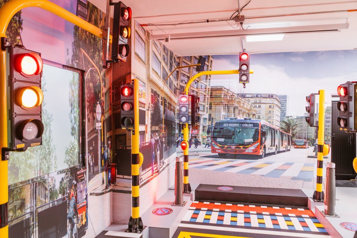 SectorMovilidad's tweet photo. ¡La innovación y la tecnología al servicio de Bogotá! ✨🚦

Hoy, nuestra secretaria de Movilidad, @Maferoc, recorrió el Laboratorio de Semaforización de Bogotá, un espacio que convierte a la ciudad en la primera del país en contar con un laboratorio técnico propio, operado directamente por la Secretaría de Movilidad. 

Aquí se prueban, ajustan y desarrollan soluciones semafóricas que fortalecen la gestión del tráfico y mejoran la movilidad.
