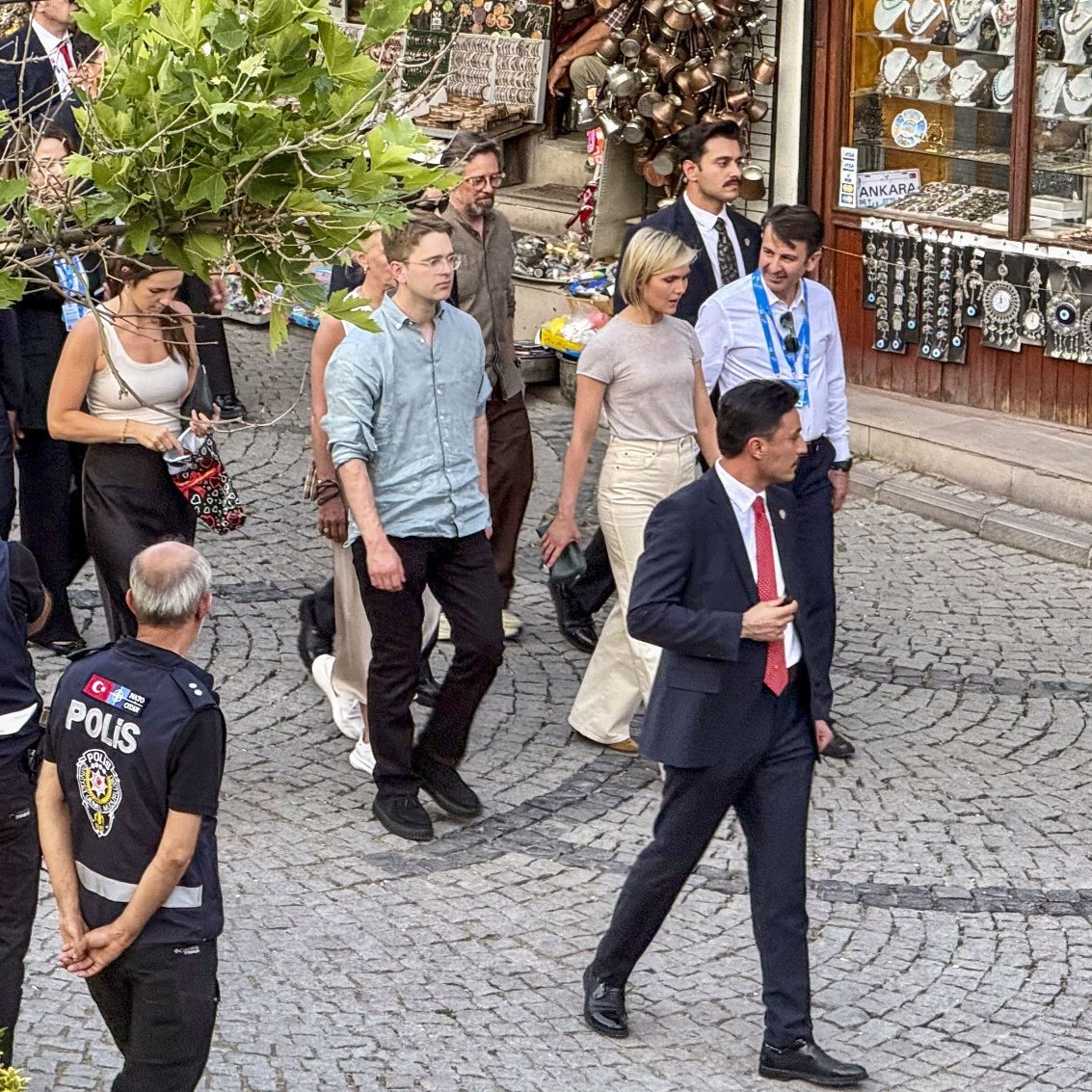 ConflictTR's tweet photo. İzlanda Başbakanı Kristrun Frostadottir, Ankara Kalesi'ni gezerek şehir manzarasını seyretti. 

Başbakan Frostadottir, Ankara Kalesi karşısında bulunan bir restoranda yemek yedi ve ardından Ankara Kalesi'nin içini turladı. https://t.co/2bNx7SGrTf