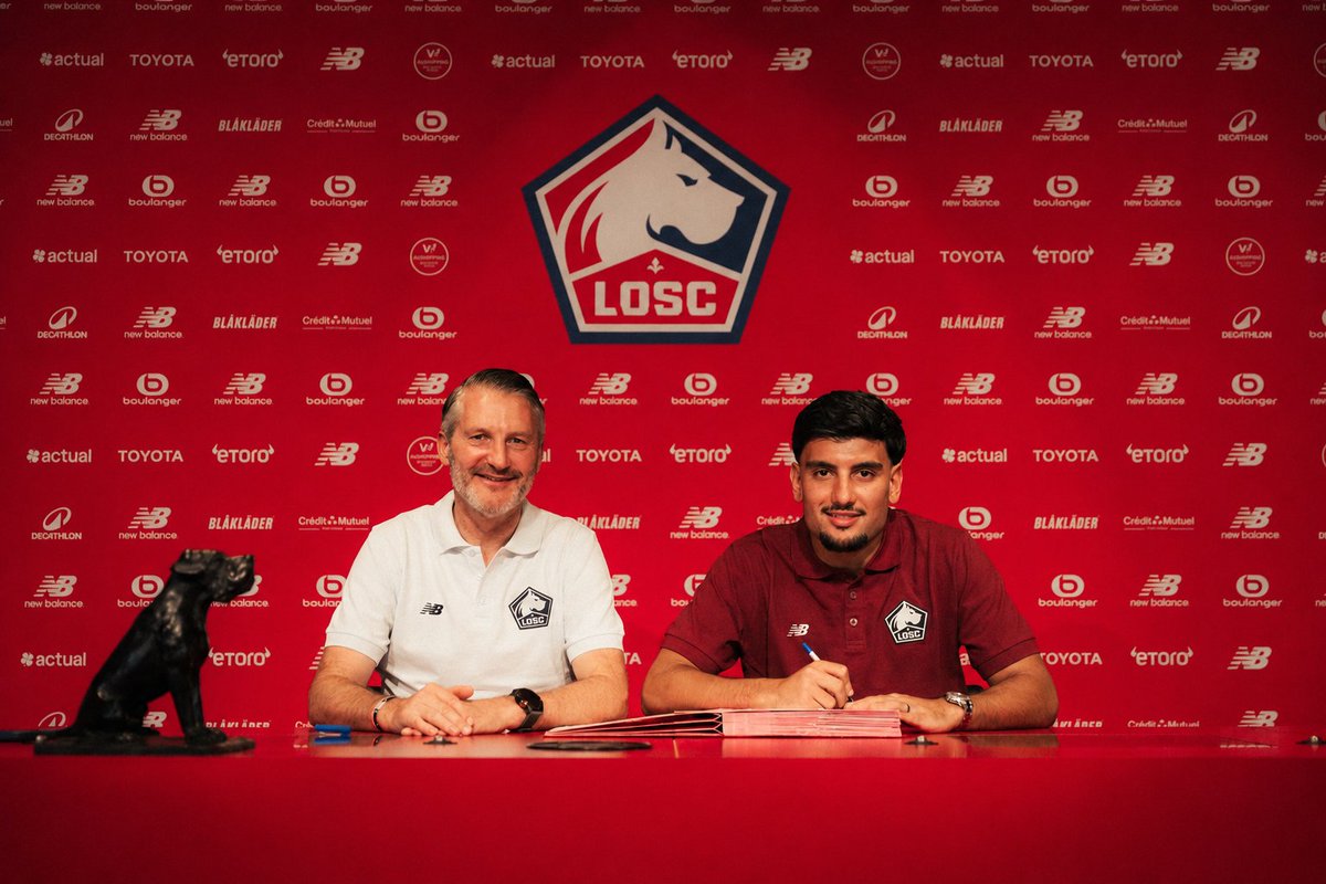 losclive's tweet photo. 🎙️ O.Létang : “L’arrivée de Başar est une vraie satisfaction pour le Club. Başar dispose de toutes les qualités du joueur offensif moderne : fort, vite, doté d’une très bonne qualité de pied et capable de faire des différences. Nous lui souhaitons la bienvenue et beaucoup de réussite, chez lui, au LOSC.”

𝑩𝒂𝒔̧𝒂𝒓 𝑶̈𝒏𝒂𝒍 𝒆𝒔𝒕 𝒗𝒐𝒕𝒓𝒆 𝒏𝒐𝒖𝒗𝒆𝒂𝒖 𝒏𝒖𝒎𝒆́𝒓𝒐 1️⃣9️⃣ ✍️🆕