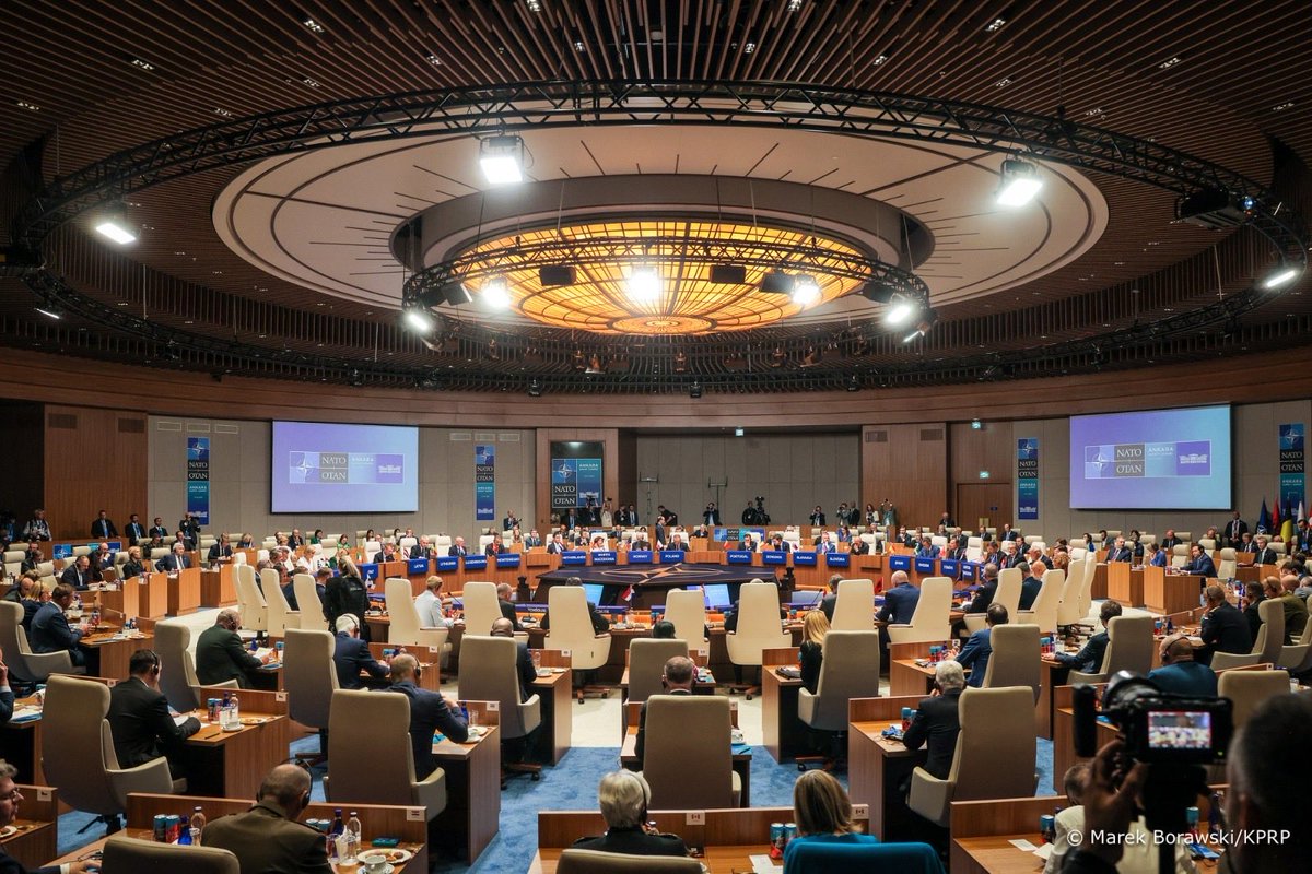NawrockiKn's tweet photo. Za nami ważny i dobry szczyt @NATO w Ankarze. Wracamy z przekonaniem, że udało się zrealizować najważniejsze cele, z którymi przyjechaliśmy.

Sojusznicy jednomyślnie potwierdzili konieczność dalszego wzmacniania NATO i solidarności sojuszniczej. Wybrzmiało również fundamentalne znaczenie więzi transatlantyckich. Dla każdego powinno być oczywiste, że bez zaangażowania Stanów Zjednoczonych nie ma silnego NATO – @POTUS 🤝

Jednoznacznie potwierdziliśmy także, że Federacja Rosyjska pozostaje głównym zagrożeniem dla Sojuszu, w szczególności dla jego wschodniej flanki.

Cieszy mnie również deklaracja @SecGenNATO Marka Rutte, że infrastruktura rurociągów paliwowych i ich doprowadzenia  do krajów flanki wschodniej stanie się priorytetem finansowym i infrastrukturalnym Sojuszu. 

Dziękuję Prezydentowi 🇹🇷 @RTErdogan za organizację szczytu, a sojusznikom za owocne rozmowy. Razem jesteśmy silniejsi!