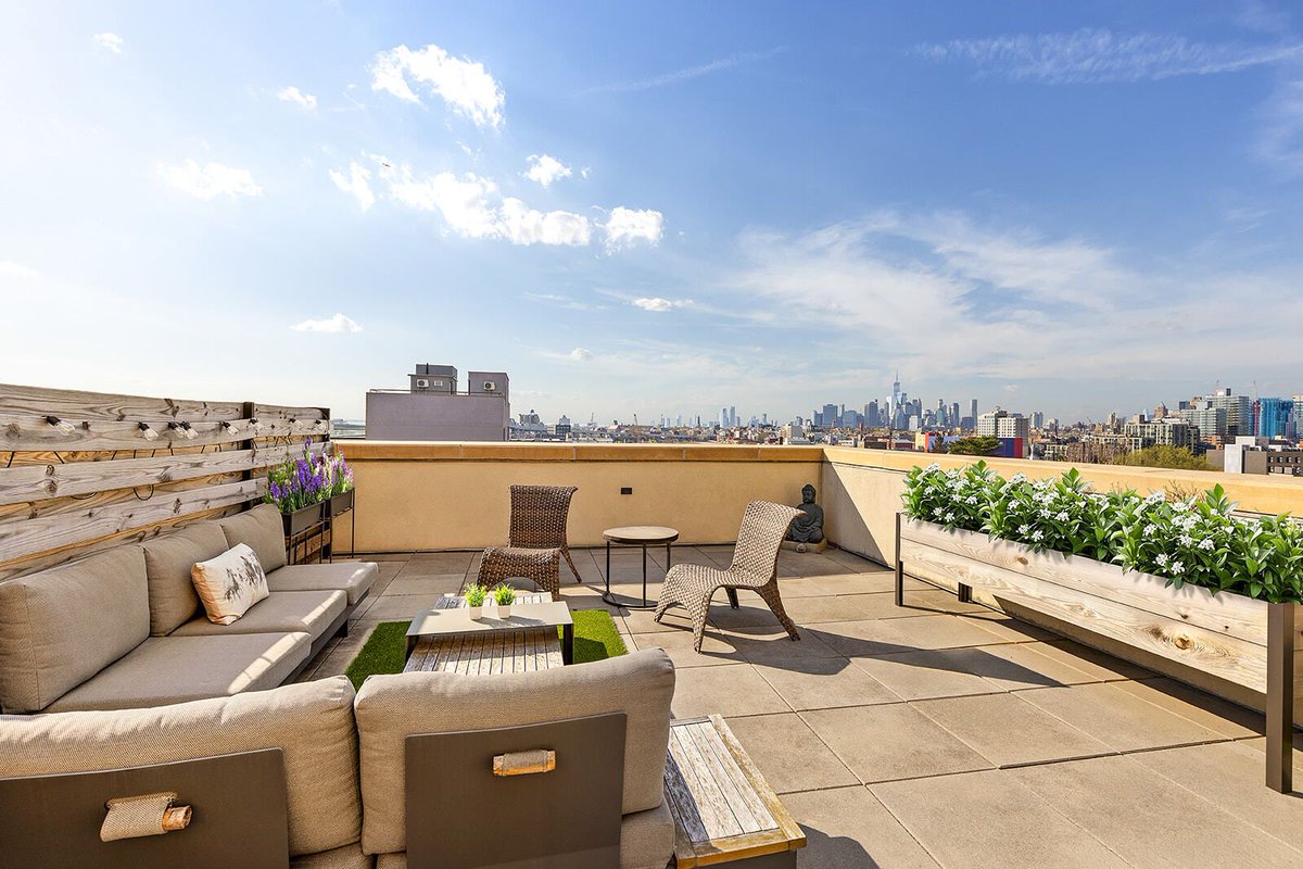 TalbottTeam's tweet photo. FOR RENT | Penthouse 7B | 229 9th Street | 11215 ✨

• Available September 1st
• 3 Bedrooms | 2.5 Bathrooms
• 1,469 SF interior + 721 SF private terraced
•  Skyline views of Manhattan &amp; Brooklyn
• In-unit washer/dryer + private storage
🔗 to listing: https://t.co/0WqVjQxVhY https://t.co/N8fPKfo0El