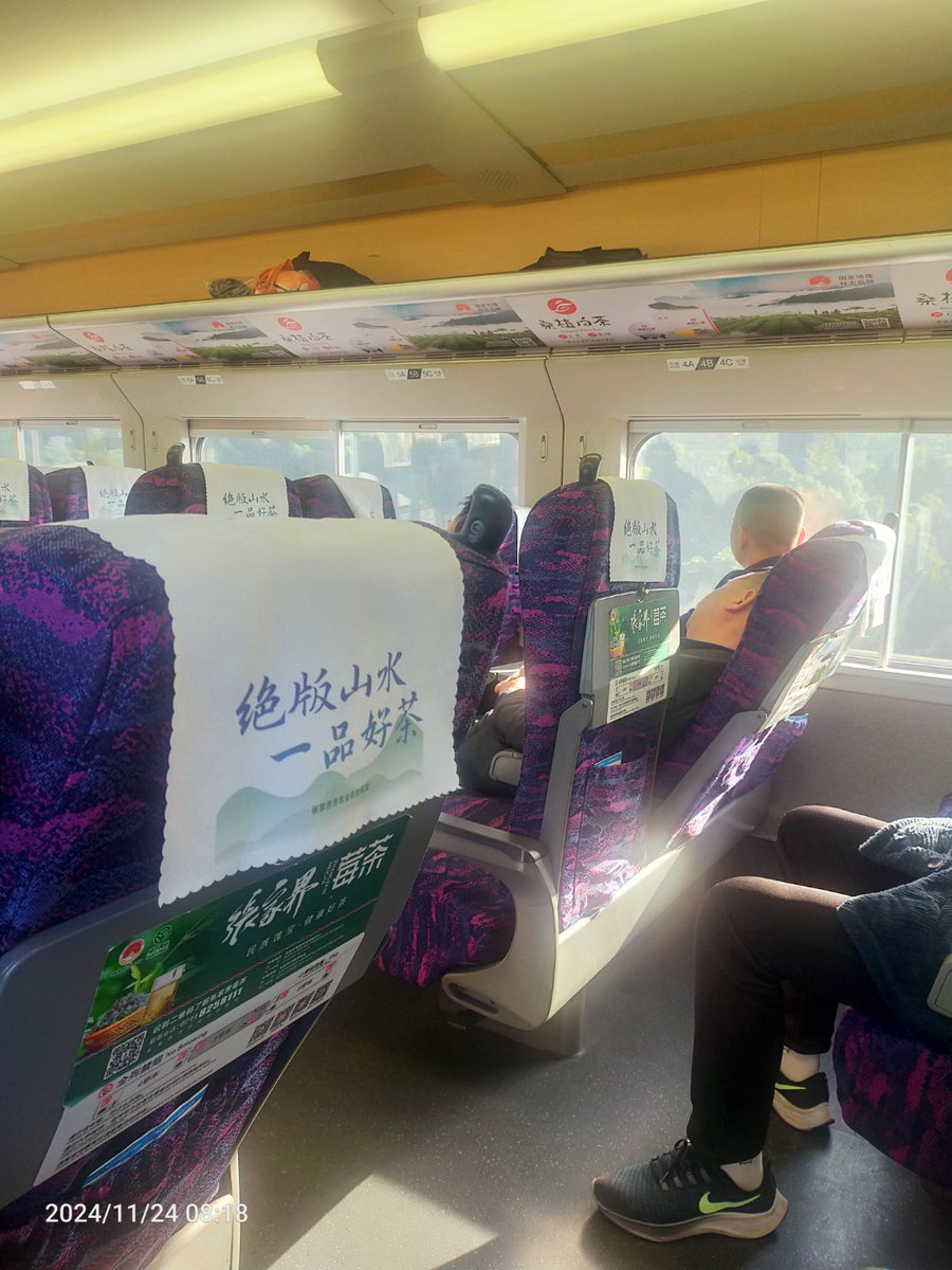tookenmay's tweet photo. [Just checked in at Hongqiao Railway Station! 2hrs to Chengdu, time for a quick coffee before boarding. ]， https://t.co/akkZHrfi4k