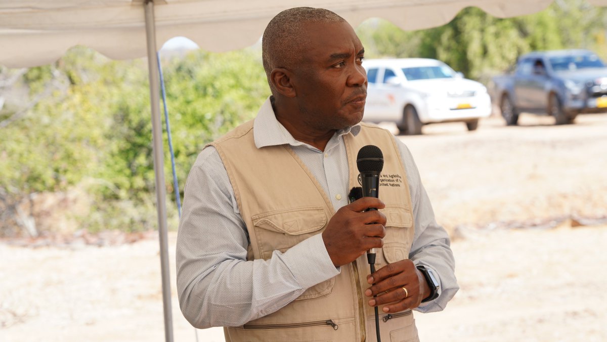 FAOZimbabwe's tweet photo. @PatriceTalla applauded the environmental awareness demonstrated by learners in Nenhowe, encouraging them to become champions for tree planting &amp; sustainable land management to safeguard both the environment and future livelihoods.
🌳👩🏾‍🎓👨🏿‍🎓#LandRestoration https://t.co/Yv5jgsJj6K