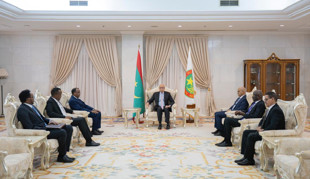 MOFASomalia's tweet photo. نقل معالي وزير الدولة للشؤون الخارجية والتعاون الدولي، السيد علي عمر، رسالة خطية من فخامة رئيس جمهورية الصومال الفيدرالية، الدكتور @HassanSMohamud  إلى فخامة رئيس الجمهورية الإسلامية الموريتانية، السيد محمد ولد الشيخ الغزواني، مؤكدةً العلاقات الأخوية وتعزيز التعاون بين البلدين. https://t.co/hnaedEnVI7