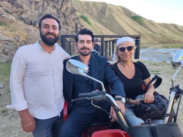 norskazm's tweet photo. باريشنا مع الأطفال والمعجبين 
🤍🫰🥹🎬

#BarışBaktaş 
#Serhat #BabamınDamadı https://t.co/6AJ9mPJqlA
