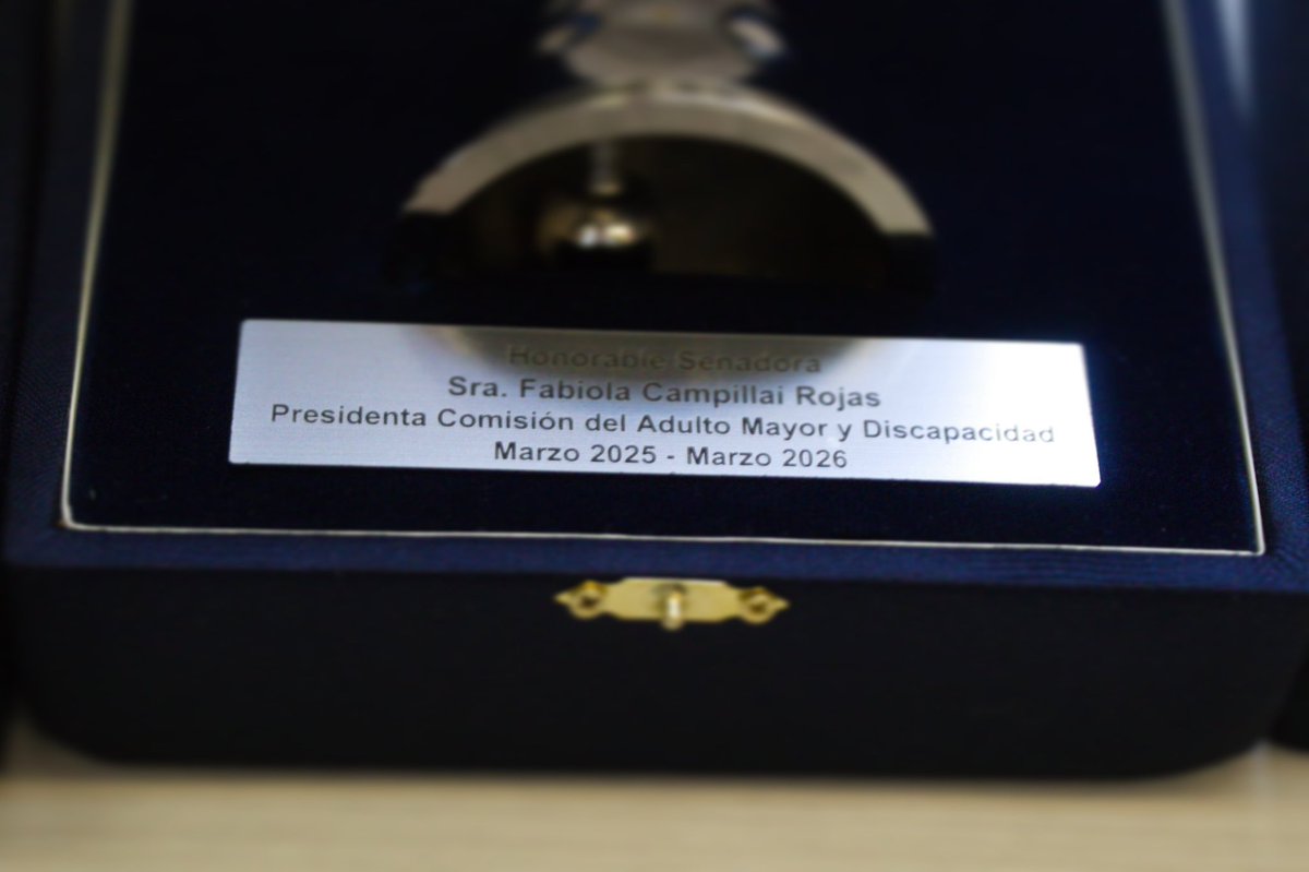 DignidadFabiola's tweet photo. Hoy recibí la tradicional campana que marca el cierre de mi periodo como presidenta de la Comisión de Adulto Mayor y Discapacidad del Senado durante el año pasado. 🛎️

Es y siempre será un profundo honor representar a quienes tantas veces sufren el abandono del Estado; a los que la sociedad invisibiliza y olvida.

Estoy feliz porque durante mi presidencia pudimos sacar adelante proyectos de ley que espero sean despachados prontamente del Congreso, para así mejorar de manera real la calidad de vida de las personas con discapacidad y de nuestras personas mayores.

Muchas gracias al Senador Sebastián Keitel (@sekeitel) por sus palabras de hoy. Le deseo el mayor de los éxitos en su periodo encabezando esta hermosa e importante comisión.

¡Seguiremos trabajando, siempre! 💪🏽💜