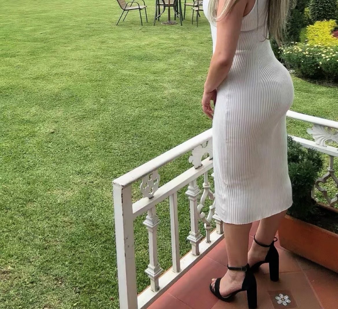 CarlosyXim's tweet photo. Me encanta sacarla súper indecente para que la morbosen, pero últimamente me he dado cuenta que a parte de sus ricas nalgas y tetas grandes los hombres le ven mucho los pies. Que será ?? https://t.co/gAz8m3Aw81