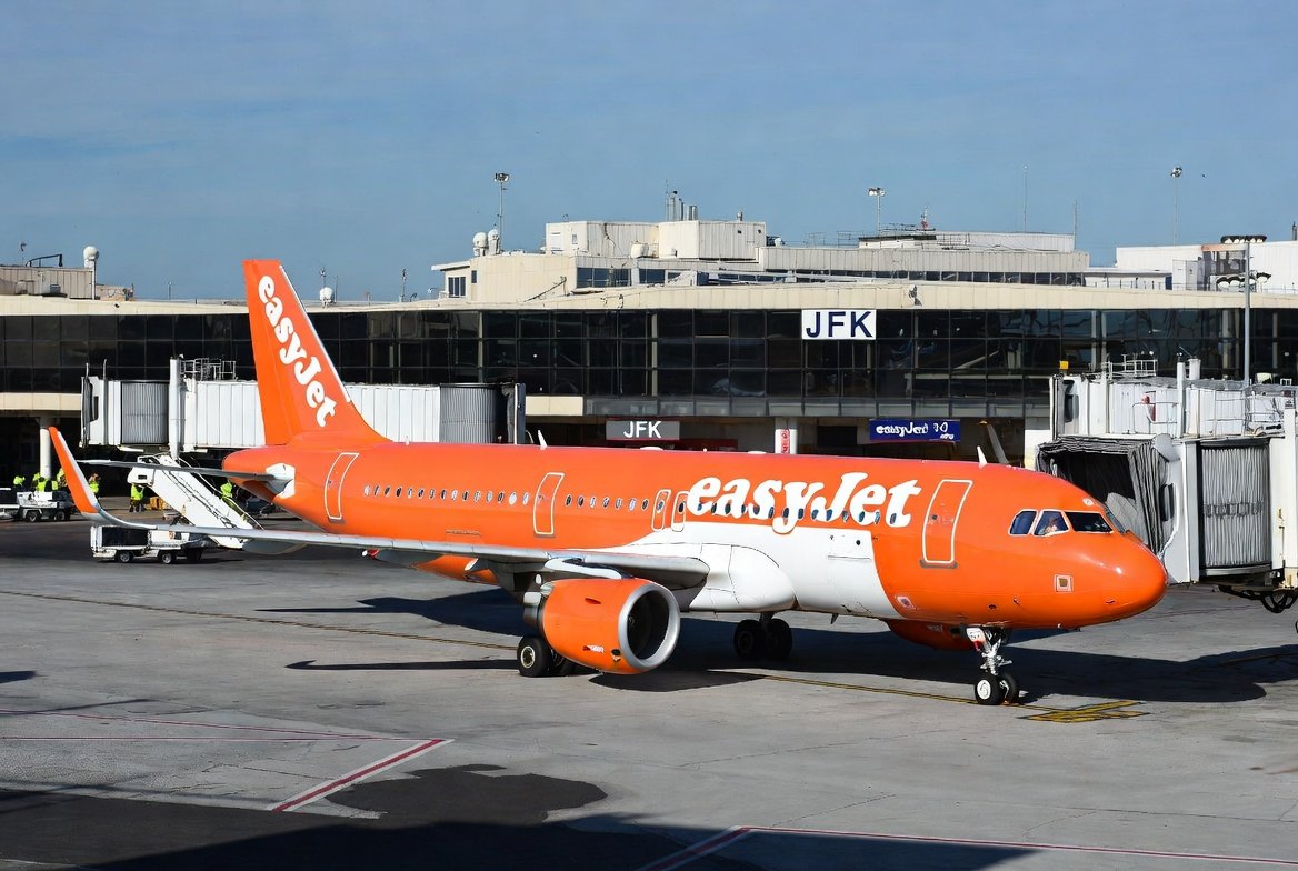mhorn50's tweet photo. #easyjet #usa add a few #xlr's to the fleet is this what,s happening #jfk #newark etc sorry for the image grok did it 🥰🤔🙄😜😂😂😂😂😂😂 https://t.co/pAK9aQXf0u