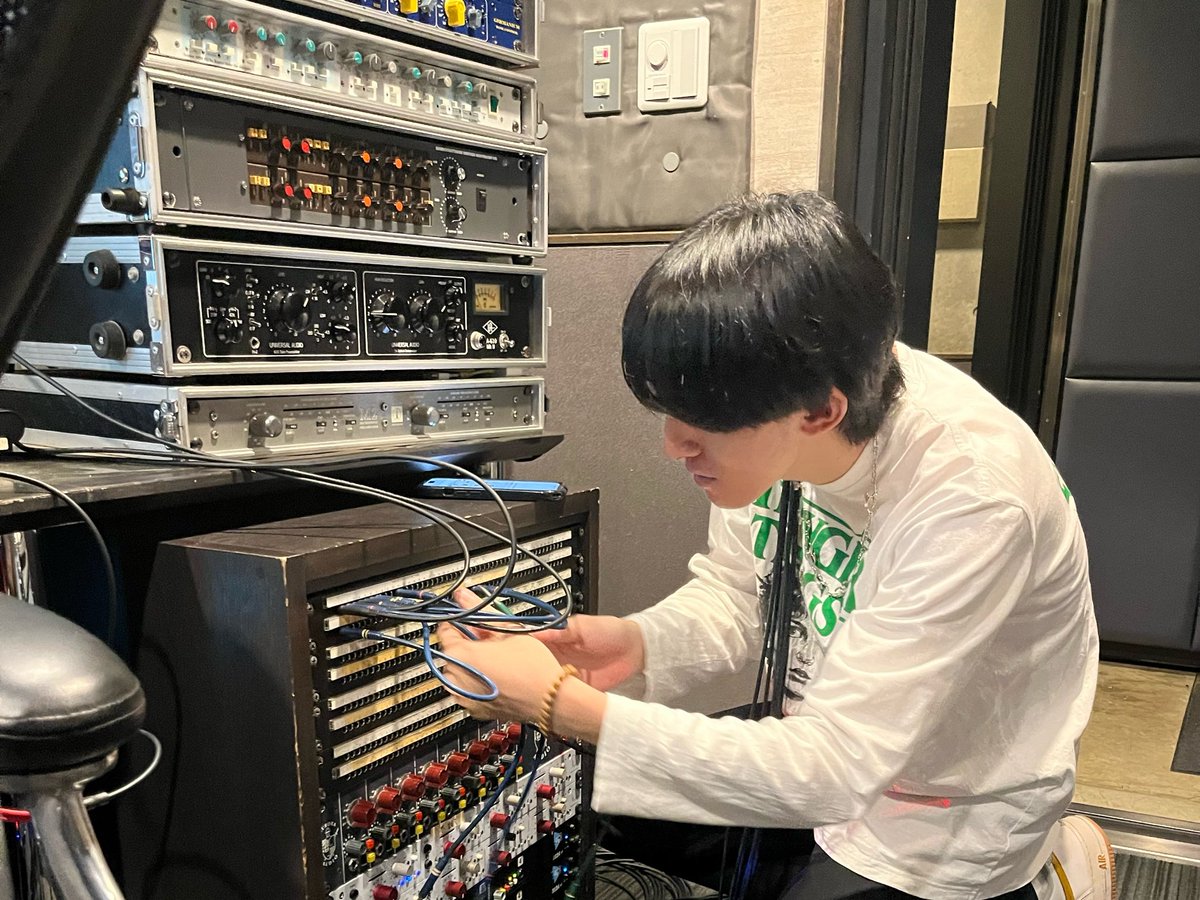 BabAkyaNN's tweet photo. 東京に来てから知り合った、ちゃんとスタジオに務めてる同じ歳のエンジニアが、録音手伝いに来てくれた。

一緒に何かできるの、何気に結構嬉しかった。
置いていかれないように、頑張ろうと思う。

オレらで、時代を作っていきますワ👊 https://t.co/KTQQjUqp65