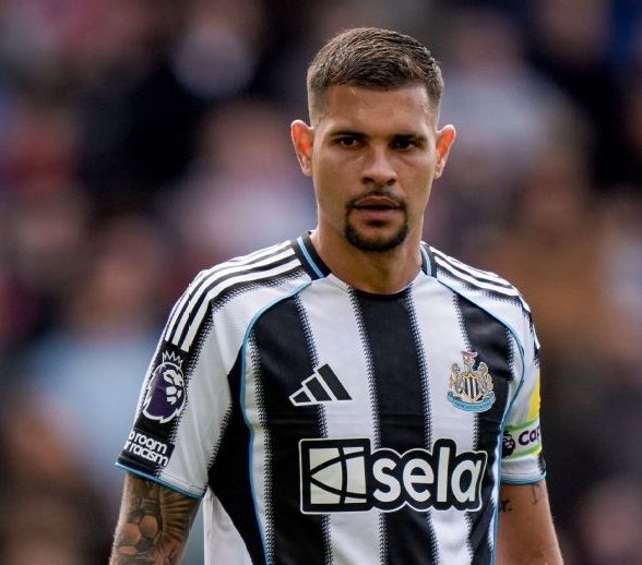 AdamP1242's tweet photo. I don’t know how people don’t think Bruno Guimaraes would kick up a fuss like Alexander Isak and potentially force a move this summer after being told no at Newcastle United ❌

His agent has been advertising him to clubs throughout the World Cup (which would have been done with his approval), Bruno has also been offered more money at a better club with better facilities, better players and a better manager 

Same people denying this also denied he would ever want to leave this club a couple of weeks ago…

#NUFC