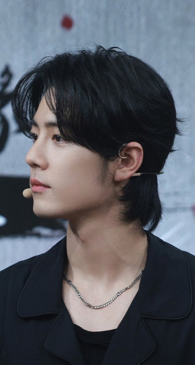 XzSan1005's tweet photo. I’m never getting over Xiao Zhan with long hair. 😍 https://t.co/9u8KGxCP9E