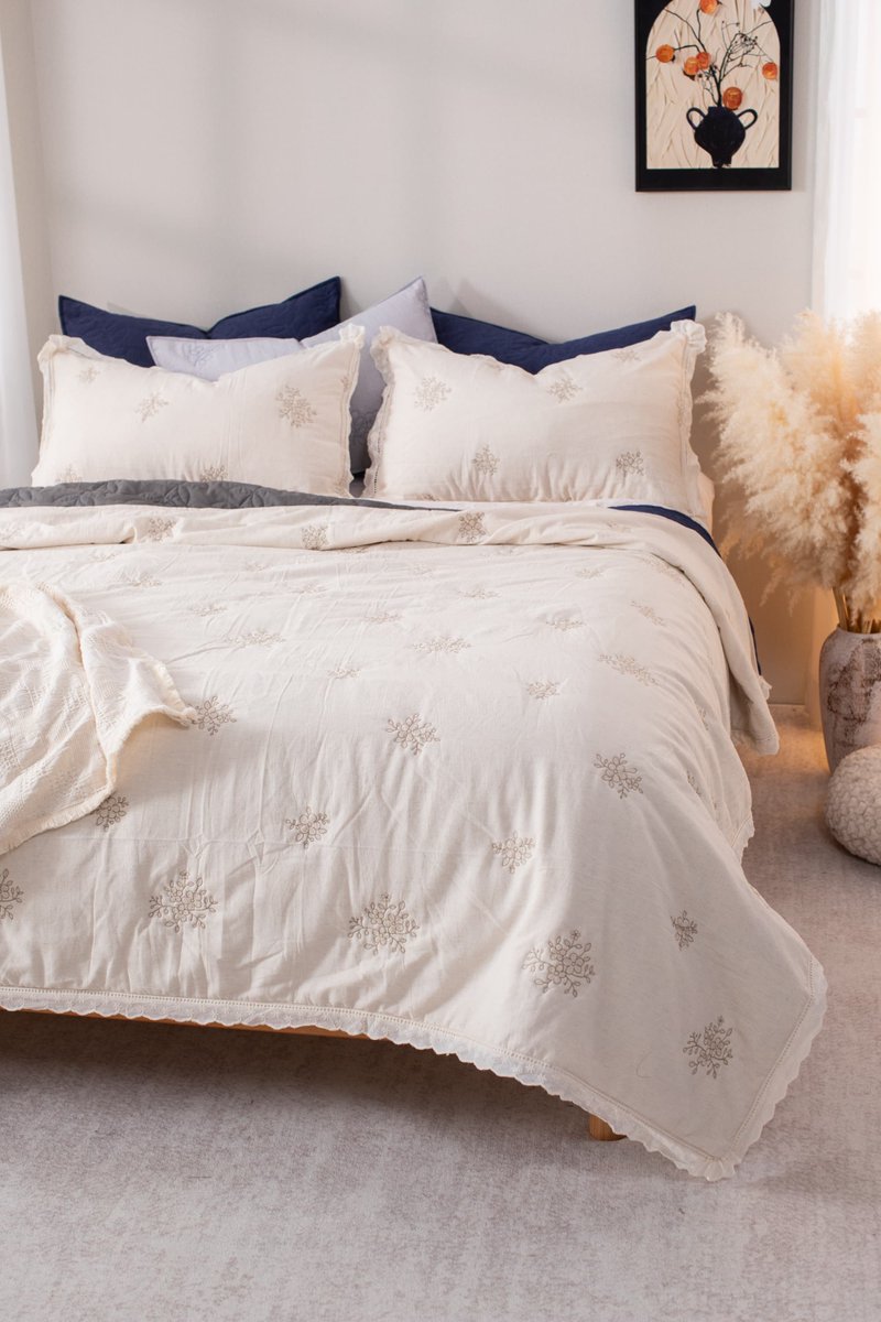 Kasentex's tweet photo. Quiet luxury starts with beautiful bedding 🤍
#quilting #bedtime #goodnight #elegant #nightroutine #bedroomideas #bedroomdesign #midweek #bedroommakeover #bedroominspo #roominspiration #soft #hometips #giftideas #sleepbetter #floraldesign #trendingnow #summertime #wednesday https://t.co/H4JDT8NpmO