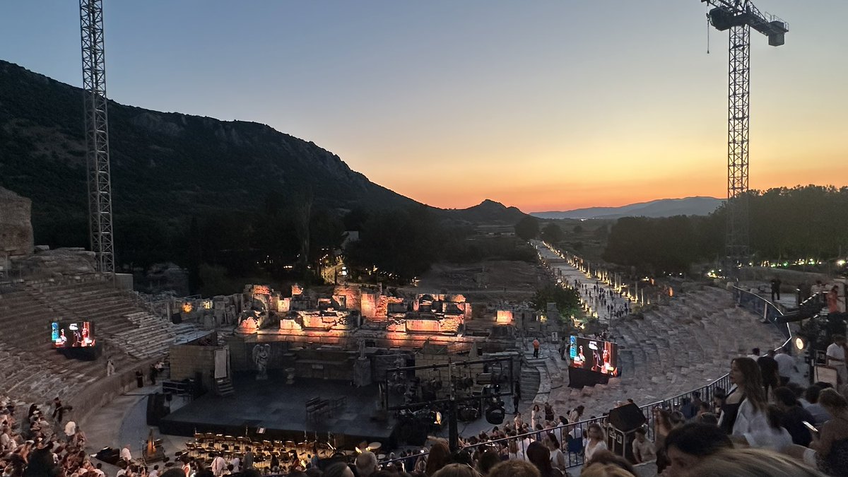 aleynabilginogl's tweet photo. Canım eşim @semiryapici beni çok keyifli bir günün ardından Efes Antik Tiyatrosu’nda Tosca operasına getirdi ♥️ https://t.co/4aKpJ5UsO2