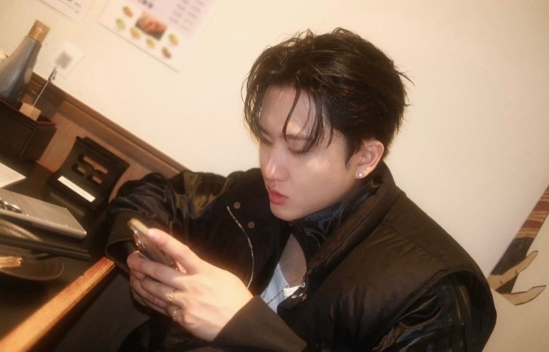 bnsungie's tweet photo. all i can see is binsung… https://t.co/OrEgRuBW4b