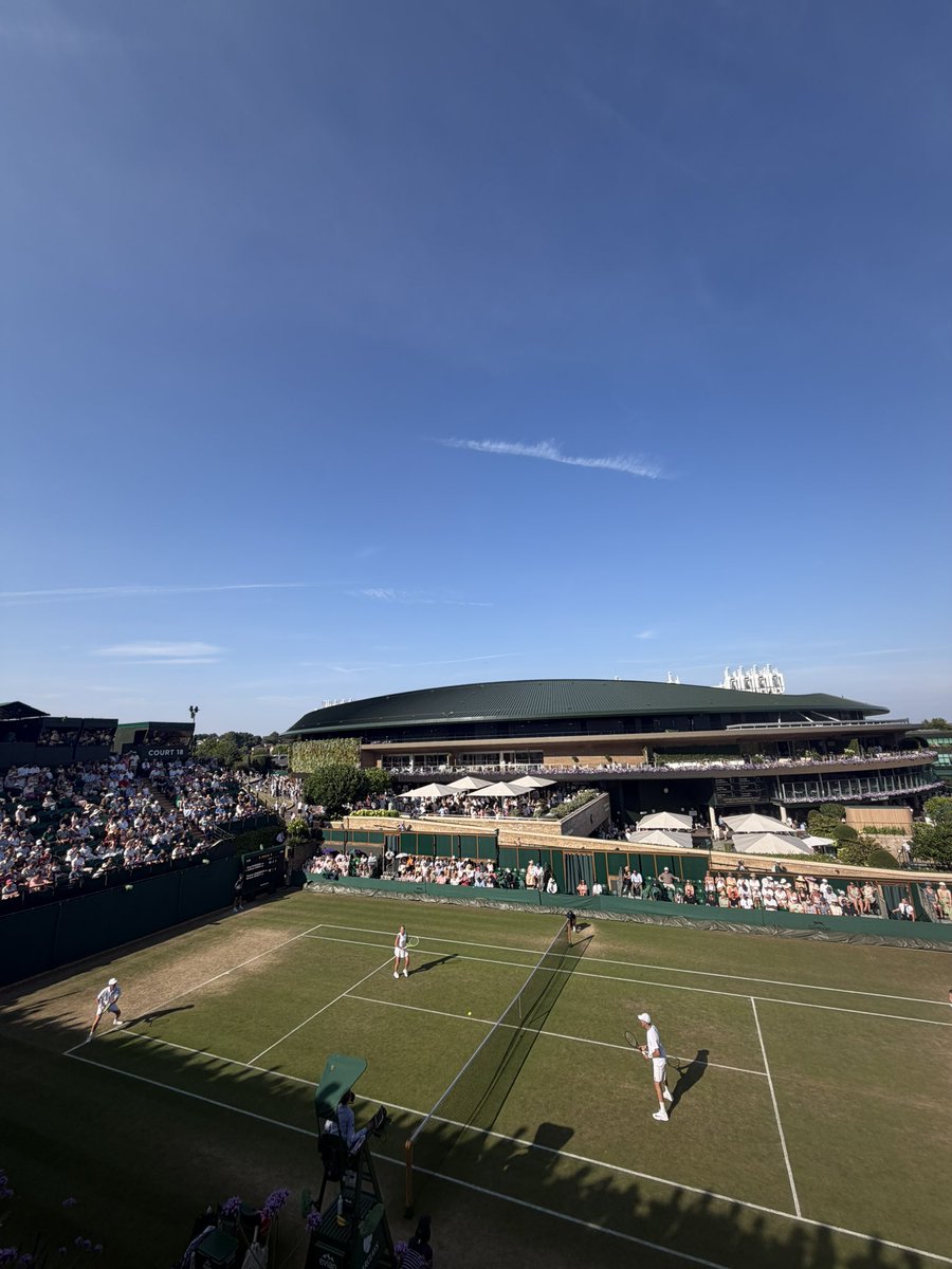 davina_thfc's tweet photo. wimbledon 🎾 https://t.co/IgSifufESg
