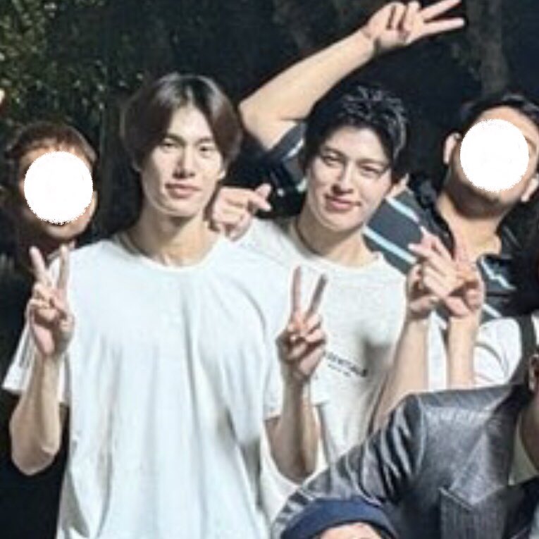 winkingkk's tweet photo. เหมือนแฝด❌ เหมือนแฟน✅ https://t.co/Xj7M5TwbKg