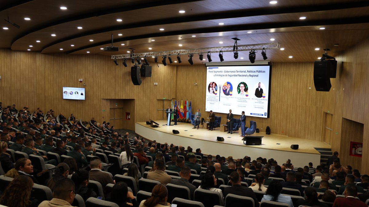 janielmelamed's tweet photo. ✅La Escuela Superior de Guerra de Colombia @EsdegCol me hizo el honor de invitarme como ponente en su II Congreso de Seguridad y Defensa para hablar de Amenazas Emergentes, Relaciones Internacionales y Cooperación en Seguridad ante un aforo de más de 300 profesionales del área. Como Profesor y Académico del Dpto. de Ciencia Política y Relaciones Internacionales de @UninorteCO fue un verdadero placer asistir.