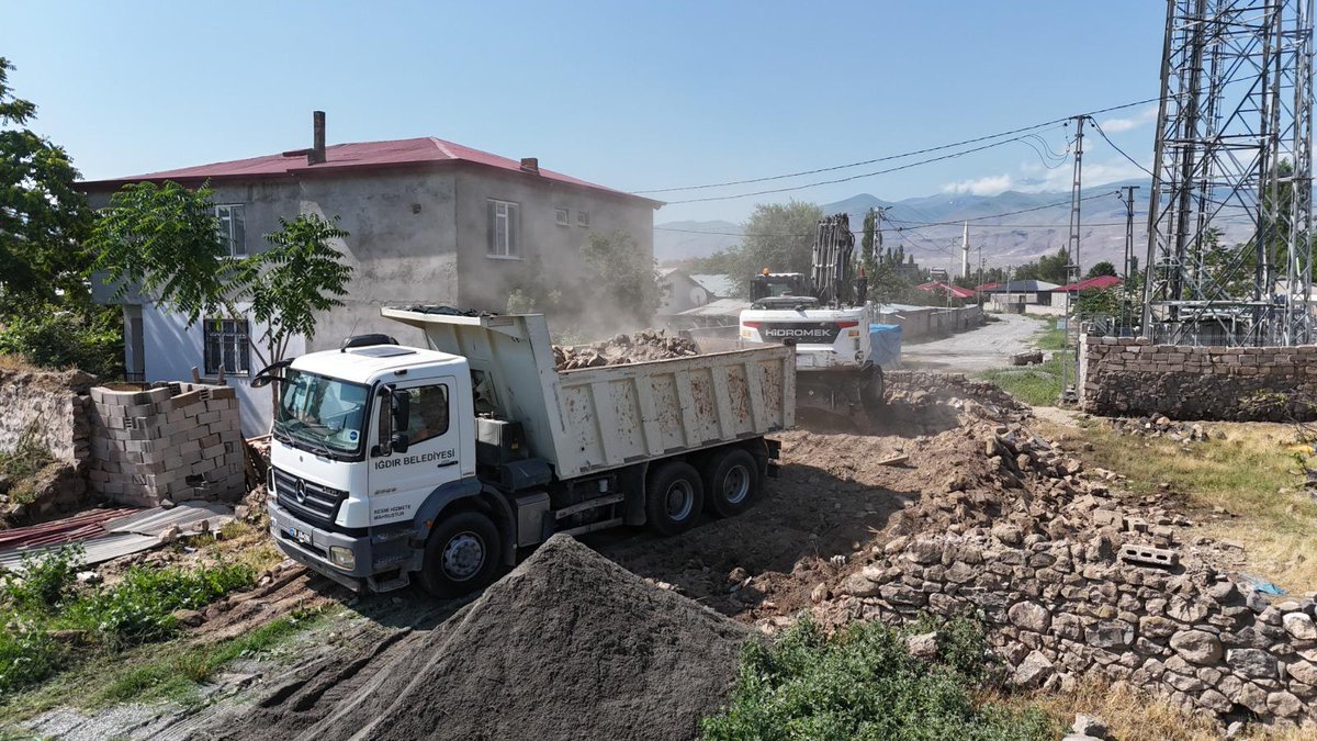 igdirbelediye's tweet photo. Iğdır Belediyesi Fen İşleri Müdürlüğü tarafından şehir merkezinde yol açma çalışmaları aralıksız devam etmektedir. Bu kapsamda, Konaklı Mahallesi Kazım Karabekir Caddesi'nde yürütülen çalışmalar sonucunda yol, 241. Sokak'a bağlanmıştır. https://t.co/6pATJGeygs