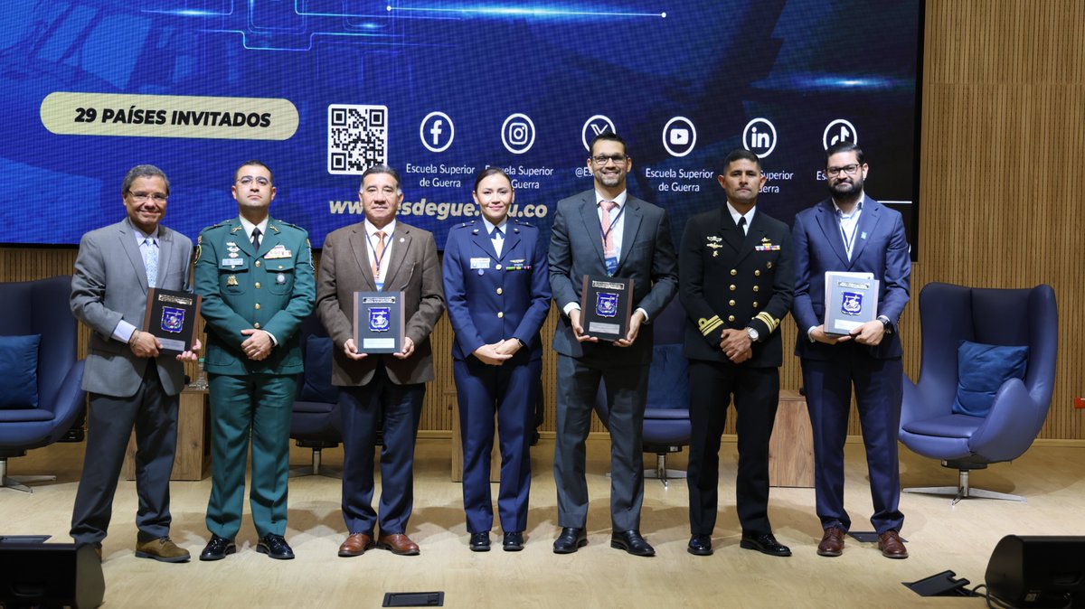 janielmelamed's tweet photo. ✅La Escuela Superior de Guerra de Colombia @EsdegCol me hizo el honor de invitarme como ponente en su II Congreso de Seguridad y Defensa para hablar de Amenazas Emergentes, Relaciones Internacionales y Cooperación en Seguridad ante un aforo de más de 300 profesionales del área. Como Profesor y Académico del Dpto. de Ciencia Política y Relaciones Internacionales de @UninorteCO fue un verdadero placer asistir.