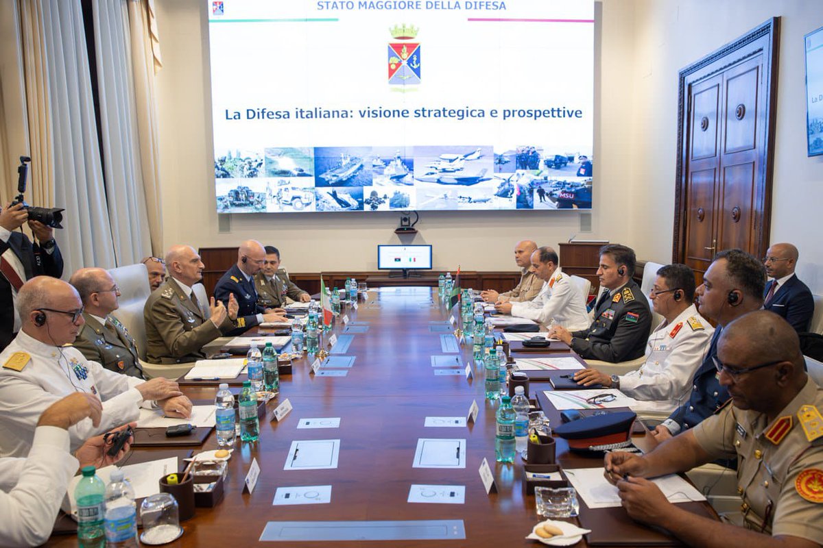 SM_Difesa's tweet photo. 📍Roma
Si è svolto oggi l’incontro tra il Generale Luciano #Portolano, Capo di Stato Maggiore della Difesa, e il suo omologo del Governo di Unità Nazionale libico, Generale Salah Al-Namroush. Il colloquio ha confermato la volontà condivisa di rafforzare la cooperazione bilaterale nel settore della Difesa.

💬Al centro del dialogo, il potenziamento delle attività esercitative e di collaborazione tra le rispettive Forze Armate, nonché un ampio pacchetto di iniziative in ambito formativo, tra cui corsi avanzati nel settore cyber e programmi di lingua italiana da tenere anche a Tripoli, allo scopo di poter preparare i futuri frequentatori dei corsi di formazione presso gli istituti militari italiani.

🗣️Entrambe le autorità militari hanno inoltre convenuto sull’opportunità di ampliare il novero delle attività previste dall’Accordo di cooperazione del 2020.  In tale contesto, il Generale Al-Namroush ha manifestato l’auspicio di vedere incrementata anche la cooperazione tecnico-industriale con le principali aziende italiane di settore.

🌍Il confronto ha ribadito la centralità del partenariato tra Italia e Libia quale fattore di stabilità nel Mediterraneo. La Libia rimane un teatro strategico per la tutela degli interessi nazionali italiani, con particolare riguardo al contrasto al terrorismo, dei traffici illeciti e dell’immigrazione irregolare. La salvaguardia delle infrastrutture energetiche e la continuità delle forniture di gas e petrolio dalla Libia restano obiettivi strategici prioritari per la sicurezza energetica nazionale.

#ForzeArmate 🇮🇹  #UnaForzaperilPaese