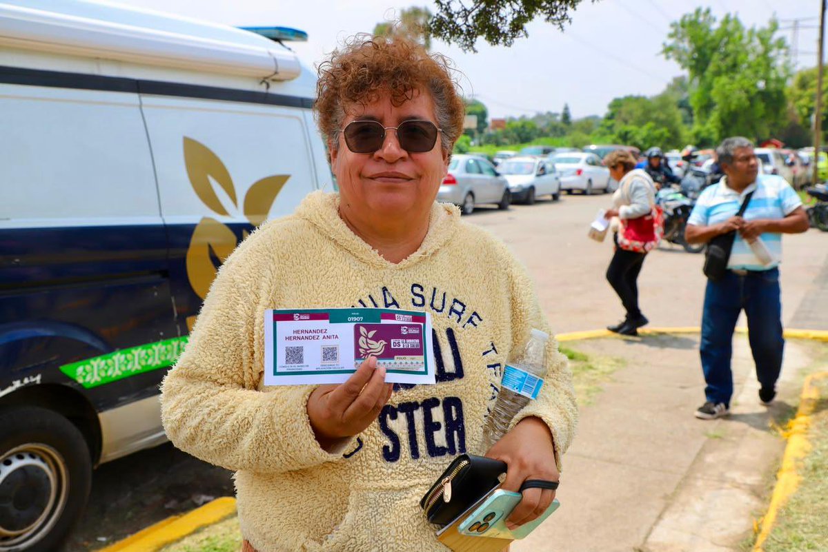 daniel_ser's tweet photo. Me da mucho gusto regresar al Fraccionamiento San Antonio, desde donde seguimos ampliando la cobertura de nuestro programa “Tu Derecho a la Salud”.🧑🏻‍⚕️🌟

Este miércoles fueron entregadas cientos de tarjetas a nuestras vecinas y vecinos de la zona, que pueden acceder a servicios de salud gratuitos y de calidad a través de nuestras cuatro clínicas. 🏥

Agradezco a todas las personas que nos acompañaron en este acto y a quienes cotidianamente hacen posible que miles de izcallenses y sus familias vivan con bienestar.

¡Seguimos trabajando para ustedes!😉

#ServirConPasión #GobiernoCercano #CuautitlánIzcalli