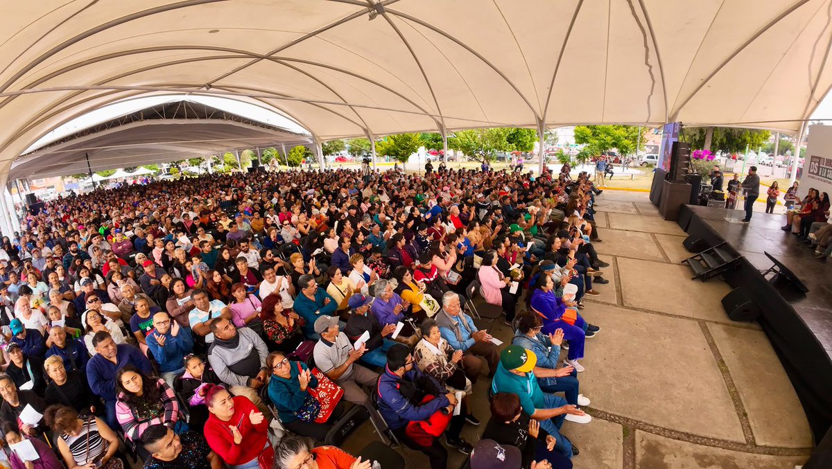 daniel_ser's tweet photo. Me da mucho gusto regresar al Fraccionamiento San Antonio, desde donde seguimos ampliando la cobertura de nuestro programa “Tu Derecho a la Salud”.🧑🏻‍⚕️🌟

Este miércoles fueron entregadas cientos de tarjetas a nuestras vecinas y vecinos de la zona, que pueden acceder a servicios de salud gratuitos y de calidad a través de nuestras cuatro clínicas. 🏥

Agradezco a todas las personas que nos acompañaron en este acto y a quienes cotidianamente hacen posible que miles de izcallenses y sus familias vivan con bienestar.

¡Seguimos trabajando para ustedes!😉

#ServirConPasión #GobiernoCercano #CuautitlánIzcalli