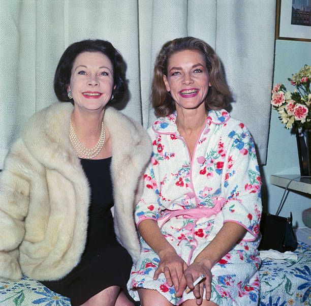 CitizenScreen's tweet photo. A lovely photo showing Vivian Leigh visiting Lauren Bacall  backstage at the Royale Theatre during Bacall’s run in “Cactus Flower.” (circa 1967) https://t.co/Noc43oi6EB