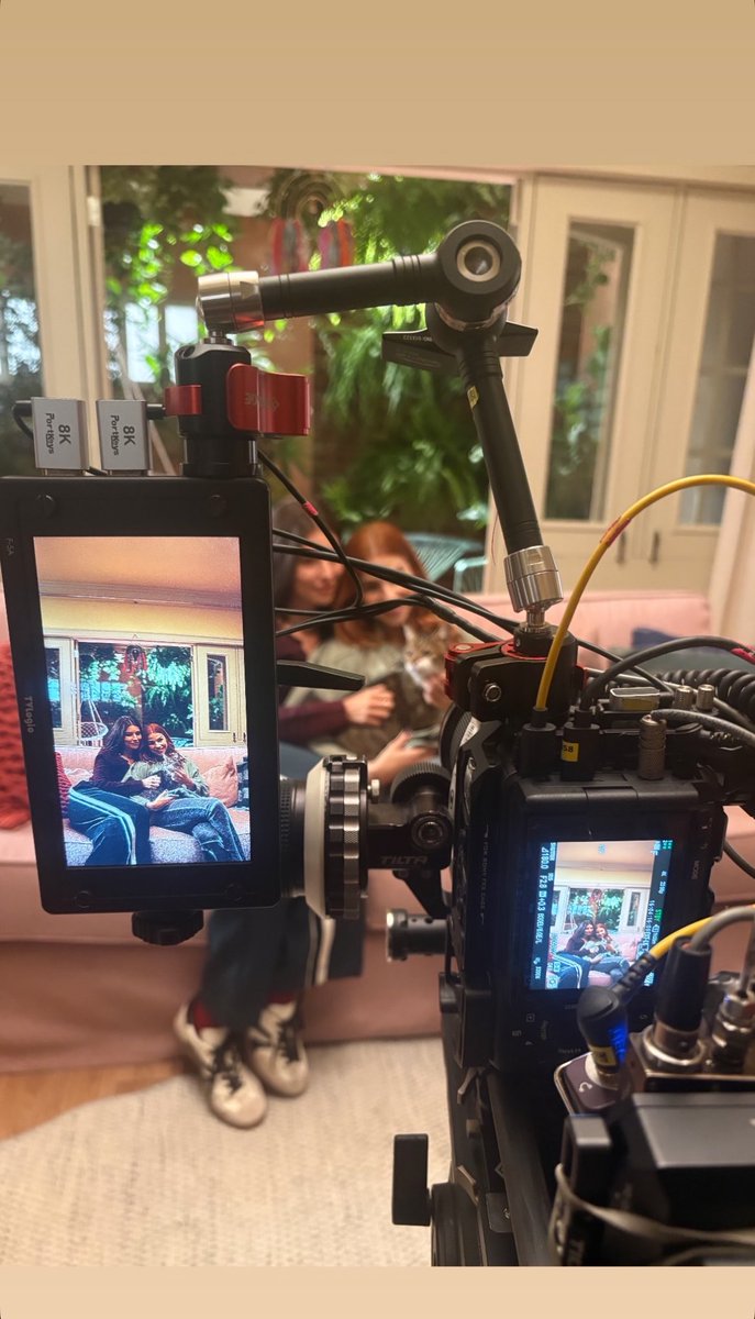 yamedvdovsky's tweet photo. e quando saiam bastidores assim e a ansiedade só aumentava pra ver logo o resultado da novelinha, o medo misturado com ódio (pela teca) as teorias, caos 
saudades https://t.co/LjArN3RHBS