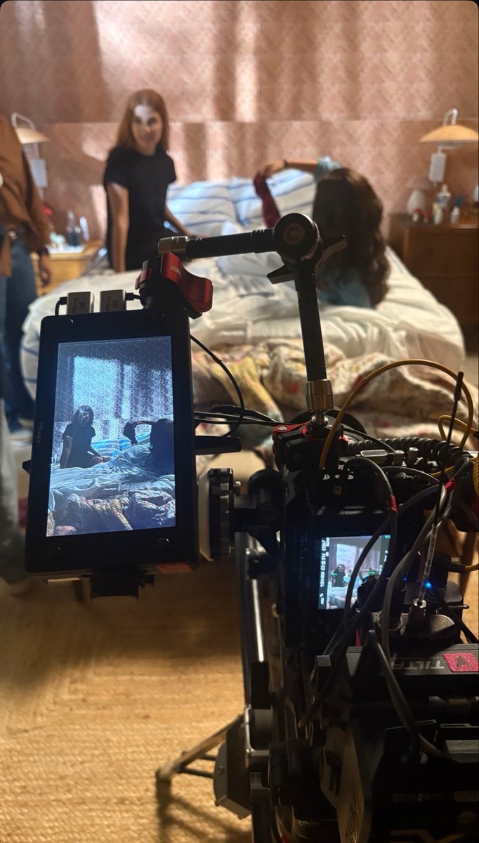 yamedvdovsky's tweet photo. e quando saiam bastidores assim e a ansiedade só aumentava pra ver logo o resultado da novelinha, o medo misturado com ódio (pela teca) as teorias, caos 
saudades https://t.co/LjArN3RHBS