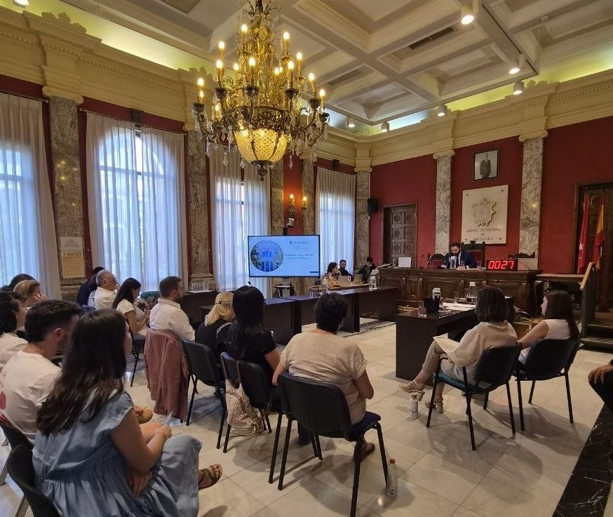 AngelNinoQ's tweet photo. Estado del Distrito 2026, hacemos balance:
-Más inversión
-Mejores servicios
-Gestión centrada en las personas

Nuevas actuaciones, refuerzo de servicios sociales, apoyo a mayores, educación, cultura, deporte y una administración más ágil para seguir transformando #PuenteVallecas https://t.co/QZNG1Duos1