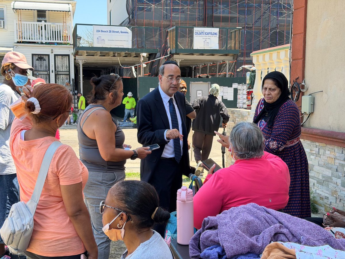 pesachosina's tweet photo. Earlier today, I was on scene in Far Rockaway assisting residents and thanking our first responders following a gas main leak. I want to thank the FDNY, NYPD, National Grid, and everyone involved for their quick response. Grateful that there were no reported injuries. https://t.co/p11jr3oQpG