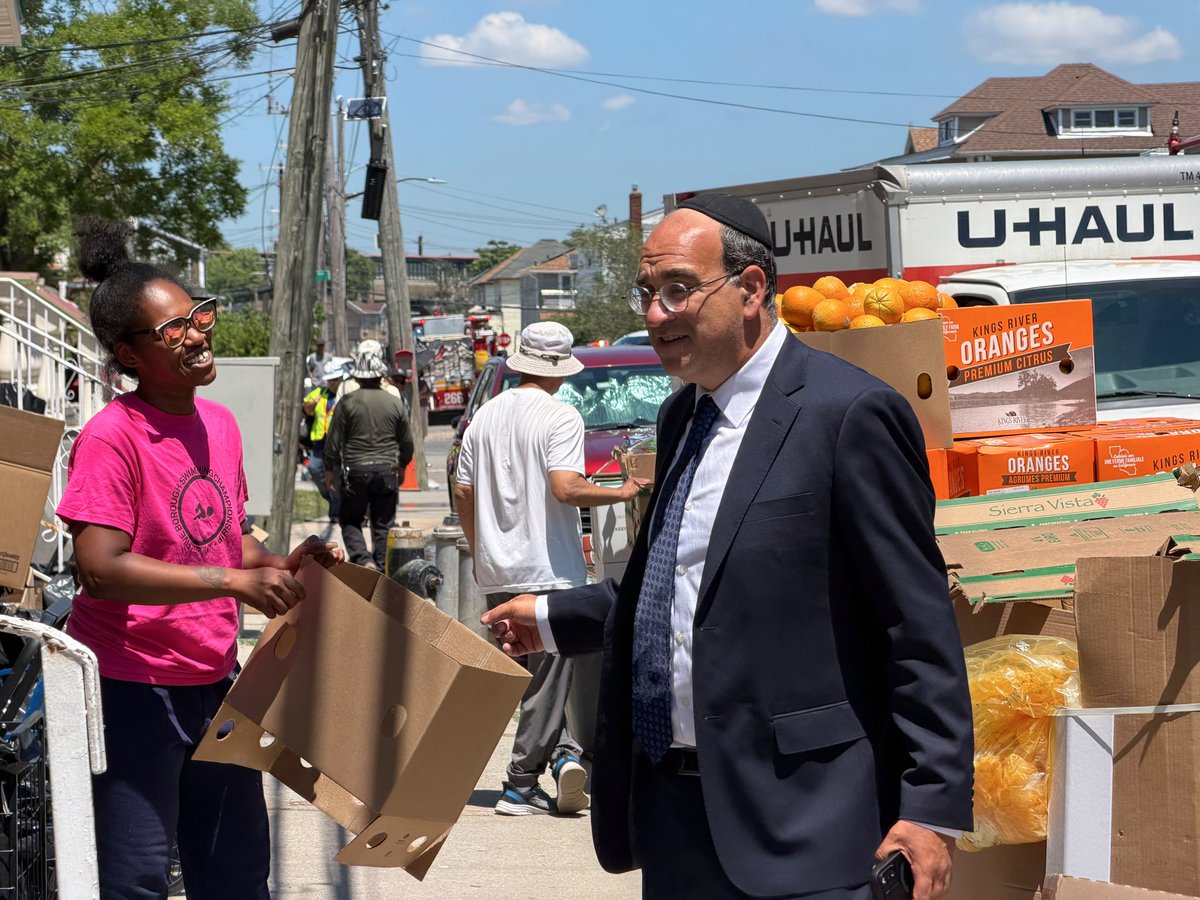 pesachosina's tweet photo. Earlier today, I was on scene in Far Rockaway assisting residents and thanking our first responders following a gas main leak. I want to thank the FDNY, NYPD, National Grid, and everyone involved for their quick response. Grateful that there were no reported injuries. https://t.co/p11jr3oQpG