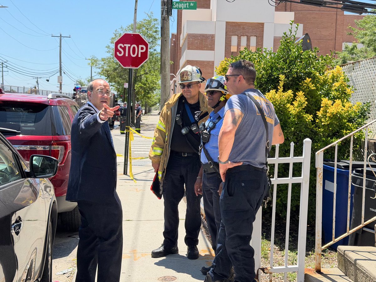 pesachosina's tweet photo. Earlier today, I was on scene in Far Rockaway assisting residents and thanking our first responders following a gas main leak. I want to thank the FDNY, NYPD, National Grid, and everyone involved for their quick response. Grateful that there were no reported injuries. https://t.co/p11jr3oQpG