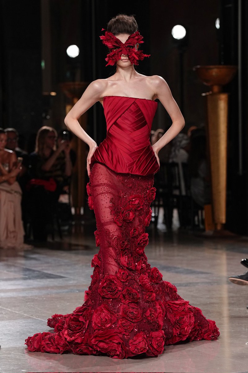 LaModeUnknown's tweet photo. The MASQUERADE of ✨️Elie Saab✨️ Fall/Winter 2026 Couture — ALL the looks in a thread.🪡🧵

PS: lace, roses and vampiric decadence. https://t.co/YalnoP5bKJ