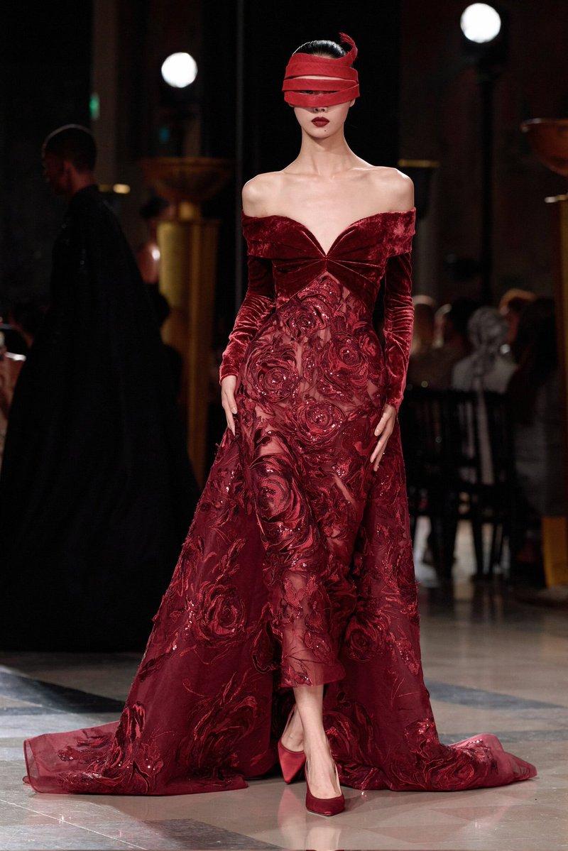 LaModeUnknown's tweet photo. The MASQUERADE of ✨️Elie Saab✨️ Fall/Winter 2026 Couture — ALL the looks in a thread.🪡🧵

PS: lace, roses and vampiric decadence. https://t.co/YalnoP5bKJ
