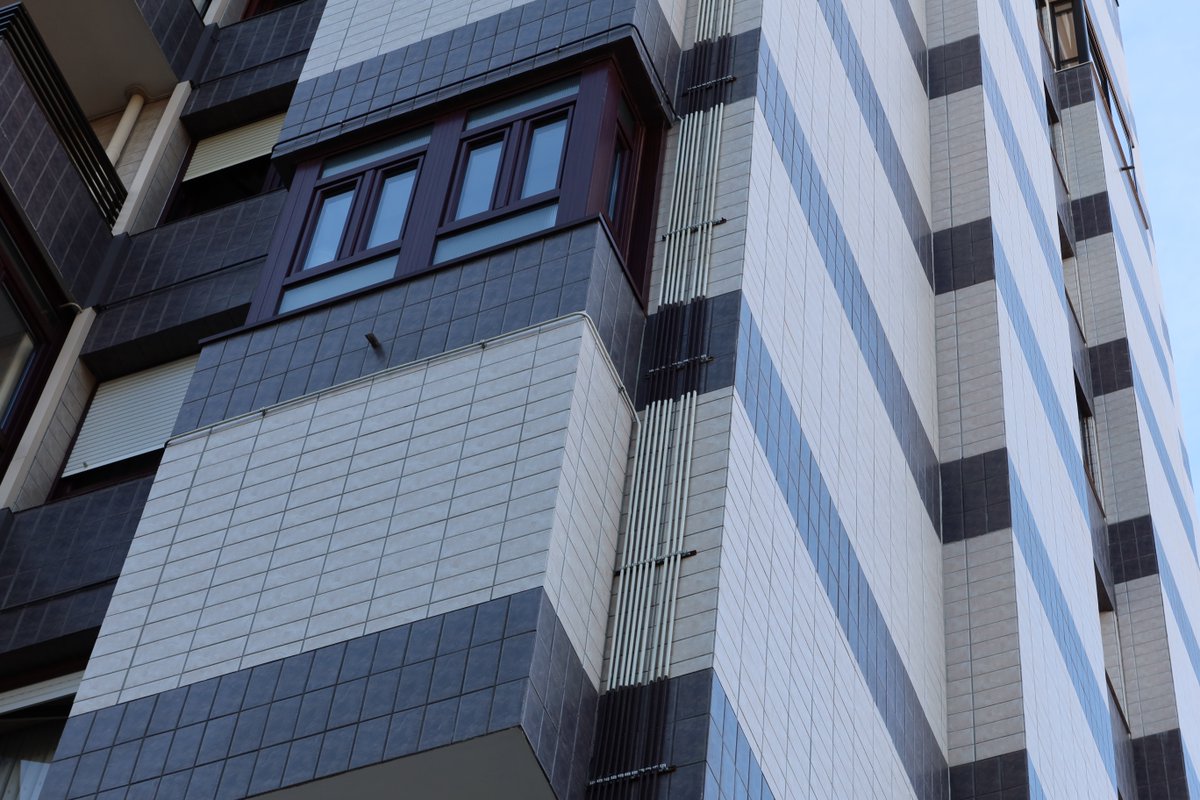 obrasinsignia's tweet photo. Compartimos, en el blog, el resultado final de esta intervención de demolición y reconstrucción de fachada realizada en Portugalete.
https://t.co/Uph1sSUCq7
#RehabilitacionDeFachadas #SATE #AislamientoTermico #Fachadas #Portugalete #Bizkaia #Construccion https://t.co/zaOU53uW9S