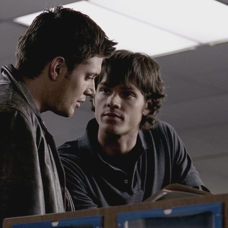 swincst's tweet photo. Obsessed with how they had jared scrunch up and slouch/sit to emphasize hes playing the younger brother Cause his ass is 6’4 https://t.co/curcxAAGoX