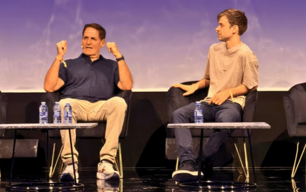 Jawlahco's tweet photo. المستثمر الشهير @mcuban يؤكد أن أدوات البرمجة التوليدية المتخصصة مثل @Lovable و @Replit ستحتفظ بمكانتها رغم منافسة عمالقة الذكاء الاصطناعي.

ويرى أن البقاء في السوق يعتمد على تقديم قيمة متجددة ومتكاملة وشراكات حقيقية مع رواد الأعمال.

https://t.co/Ny2bbbp0oA https://t.co/EYDNU6qqiS