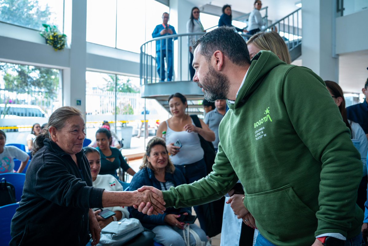 Bogota's tweet photo. #AEstaHora el alcalde @CarlosFGalan presenta avances de la estrategia de inmunización contra el Virus Sincitial Respiratorio (VSR). Bogotá es la primera ciudad de América Latina en implementarla de forma híbrida (vacuna para gestantes y anticuerpo para recién nacidos), logró reducir en 47,1 % las hospitalizaciones durante el primer pico respiratorio, tras la puesta en marcha en noviembre pasado.