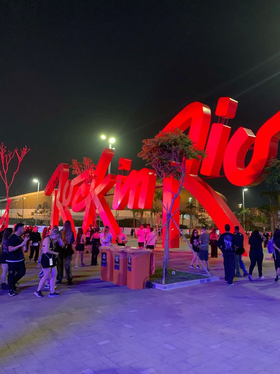 handorotan's tweet photo. Thread com todos os brindes que achei do pessoal que vai levar para o ROCK IN RIO; https://t.co/rWpCXzG9yC