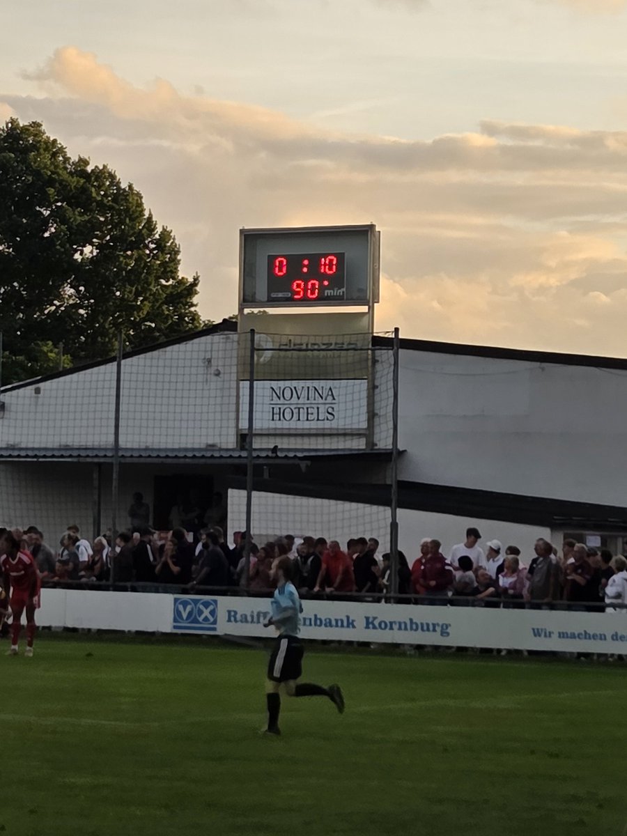 nilskern17's tweet photo. Spielfrei? Niemals!
PS: Der Glubb steigt auf!
#FCN #TSVFCN #KernGrounds https://t.co/sIDQGqfDls