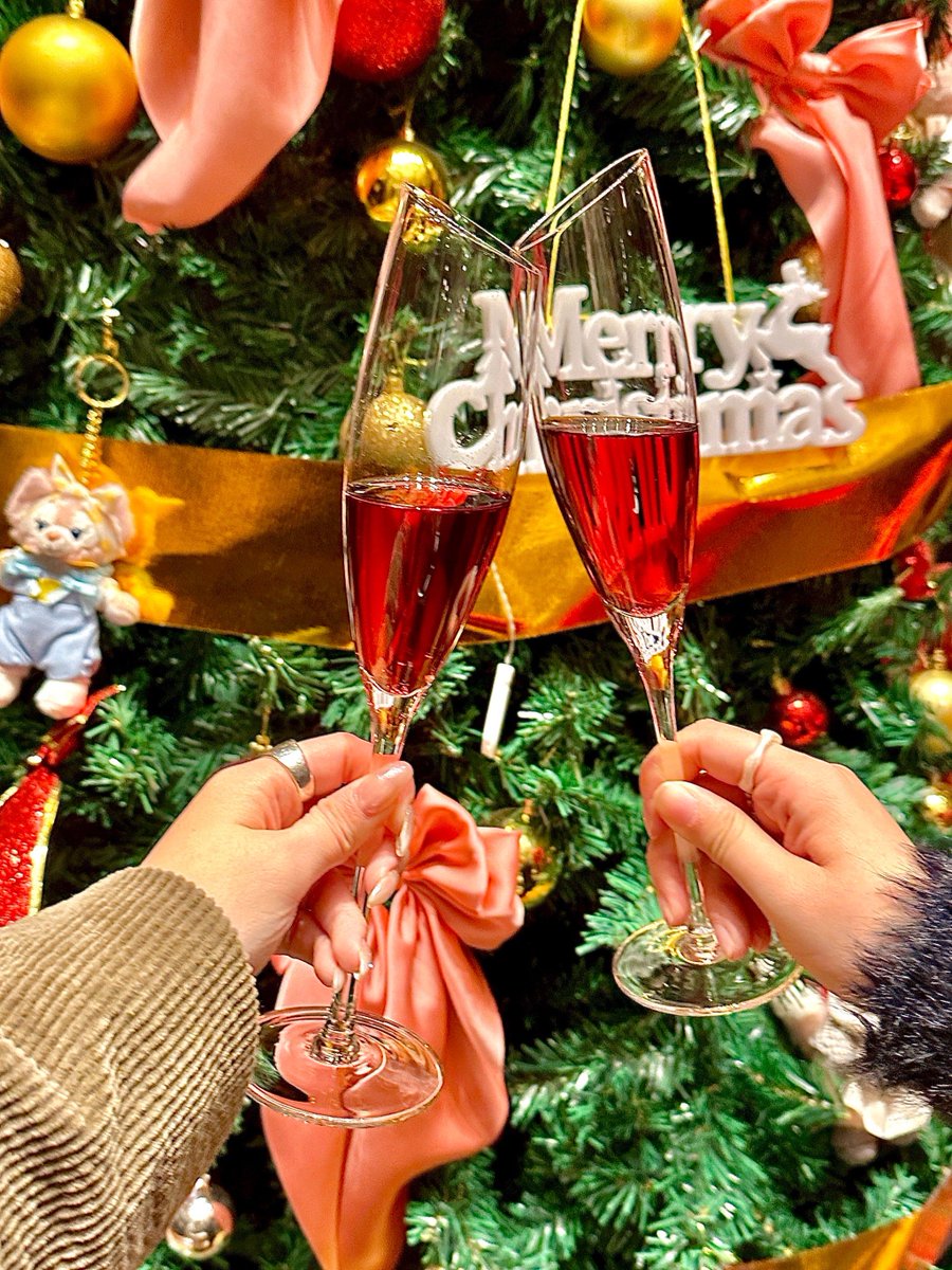 ElementysS's tweet photo. Festive vibes on the go! Grateful for warm wishes and sweet treats this holiday season. ， https://t.co/ScSUniNNUV