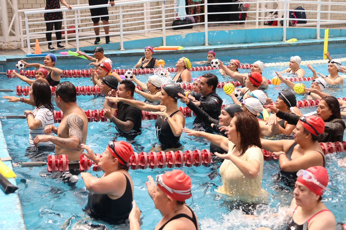AlessandraRdlv's tweet photo. Hoy tuvimos una gran clase de Aqua Zumba en el Deportivo 5 de Mayo junto a las vecinas de Tlatelolco. Cada clase es un espacio para cuidar la salud, fortalecer la comunidad y demostrar que cuando nos movemos juntos, también avanzamos juntos.

Seguimos llenando nuestros deportivos de vida, energía y comunidad. 🏊‍♀️💃