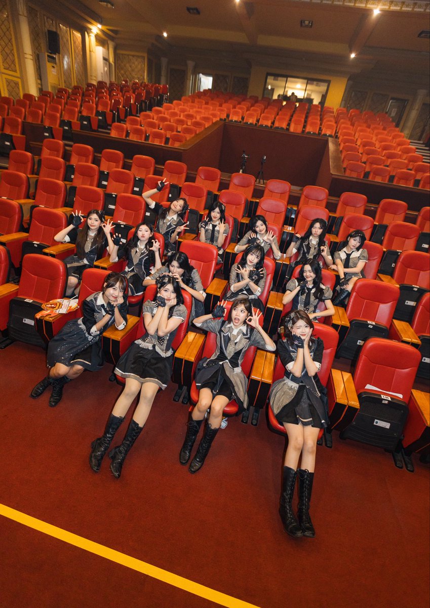 C_JessiJKT48's tweet photo. selesai sudah rangkaian teater sementara team passion di jogjakarta dan surabaya! selalu menyenangkan rasanya setiap bertemu kalian di setiap shownya! setiap pertemuan sangat berarti untukku, dan juga team passion. terima kasih banyak banyak dari hati kami untuk semua yang sudah dukung team passion sampai saat ini. semoga energi membara kami dapat tersampaikan dalam setiap shownya dan semoga ini bisa menjadi kesempatan untuk makin mengenal team passion lebih baik lagi!!! aku harap kedepannya lebih banyak kesempatan untuk kita bisa bertemu lagi dan bersenang senang bersama lagiii!!!! 

kami mohon maaf kalau ada salah kata atau perbuatan selama ini. segala kritik, masukan, saran dan segala hal yang disampaikan dengan baik dan positif dari kalian telah kami terima, berkat dukungan kalian, team passion kedepannya akan terus bertumbuh dan berkembang menjadi lebih baik lagi, temani kami terus yaaa! 

show penutupan kemarin bikin kami semua terharu banget karena masih banyak yang dukung passion and i know for sure y’all always got our back😉 
terimakasih beribu ribu terimakasih untuk sambutan hangat, teriakan, semangat dan senyuman lebar kalian untuk team passion yaaa!! semoga kami bisa terus membuat kalian bangga🔥 SEMANGAT KITA 1.000.000% INDEED
#PassionShow

sampai bertemu hari ini di meet&greet dan 2shot yaaa! yuk kita ngobrol ngobrol dan foto bareng🔥🔥🔥