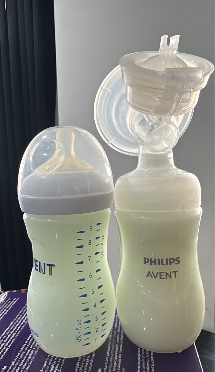 JaaChab's tweet photo. Si ton bébé est allaité exclusivement, elle n’a pas besoin d’eau. Ton lait s’adapte à ses besoins et C sa salive qui les détermine

Photo 1: bib de gauche début de tétée : bcp d’eau pr désaltérer bébé, bib de droite + gras
Photo 2: 230ml d’eau et le reste du gras &amp; des nutriments https://t.co/Ms74Ykjo7a