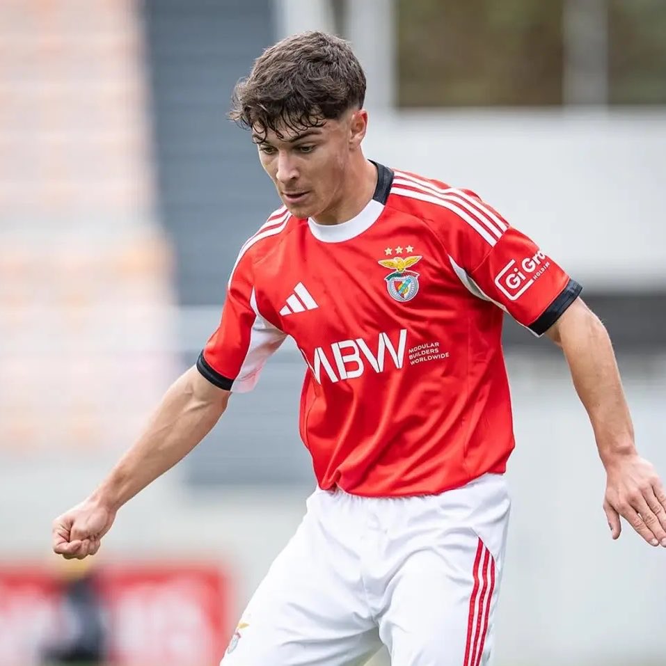 vaibenfica1904's tweet photo. Gonçalo Moreira e José Neto estão a impressionar Marco Silva (@abolapt).

Médio-ofensivo esteve em bom plano contra o Estrela da Amadora e Marco Silva também está a gostar do lateral-esquerdo. Treinador testou vários sistemas táticos no particular com o Estrela da Amadora. https://t.co/UiXLra7q52