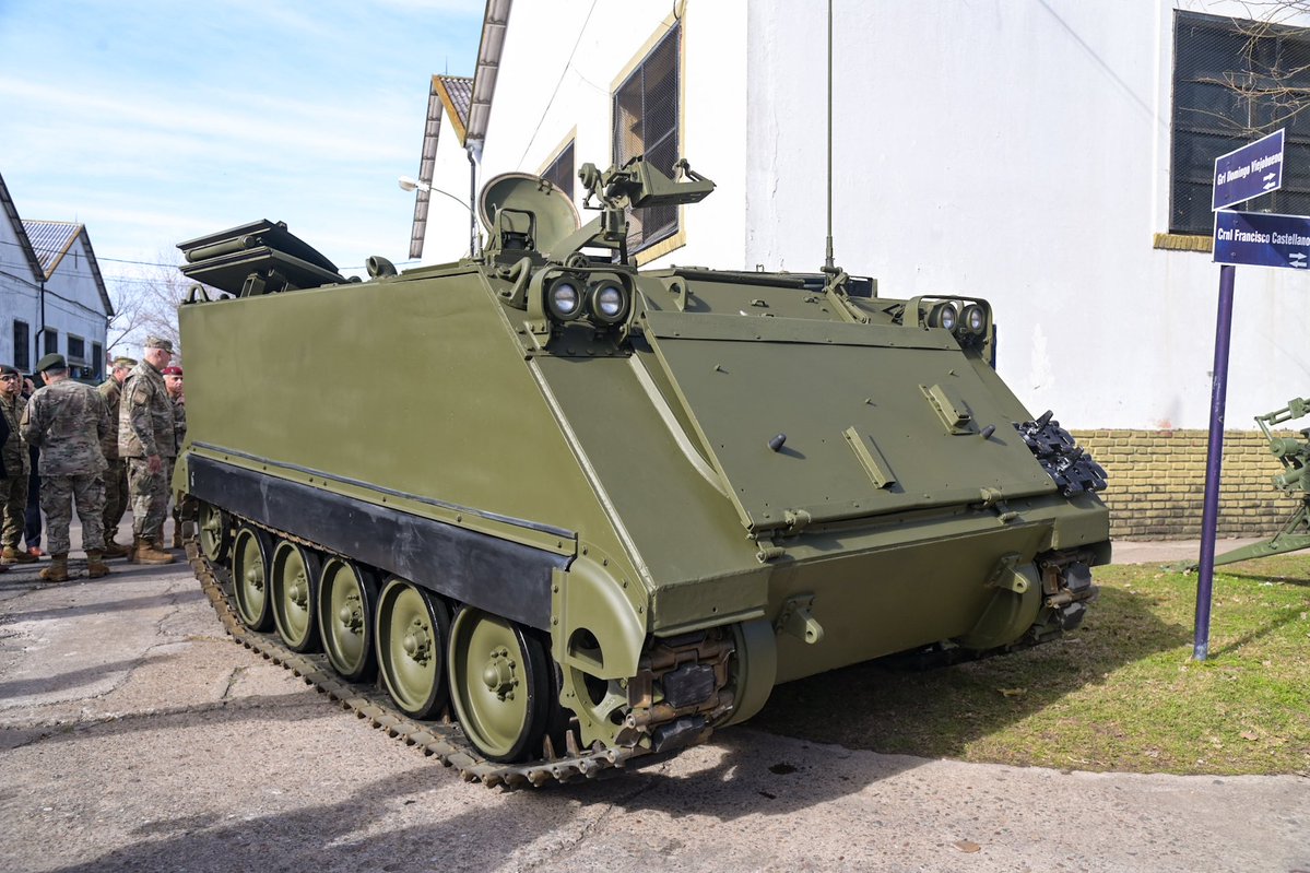 MinDefensa_Ar's tweet photo. El @Ejercito_Arg recupera capacidades para volver a estar a la altura de su misión principal.

Con la incorporación de camiones Mercedes-Benz Unimog U4000, ametralladoras Browning M2, drones FPV, sistemas de comunicaciones, equipamiento individual y blindados modernizados, la Fuerza fortalece su movilidad, potencia de fuego, protección, comando y control, y capacidad operativa en el terreno.

No se trata solo de nuevo material. Se trata de recuperar medios, tecnología y preparación para que nuestras unidades estén mejor equipadas, más integradas y listas para responder ante los desafíos de la defensa nacional.

El Ejército vuelve a poner en valor sus capacidades para custodiar la soberanía, proteger el territorio argentino y servir a la Patria cuando la Nación lo requiera.