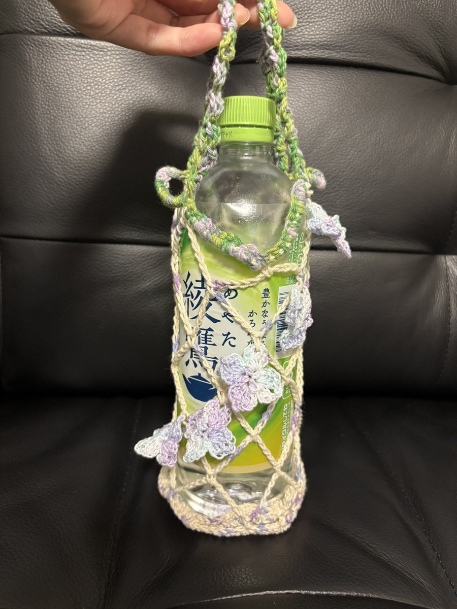CcoNasi's tweet photo. できたー！
ボトルホルダー🥤
結構失敗しまして、納得がいくまで編んでたら二日かかってしまった
紫陽花かわいいー💠🌿 https://t.co/u3ltsbwN4a